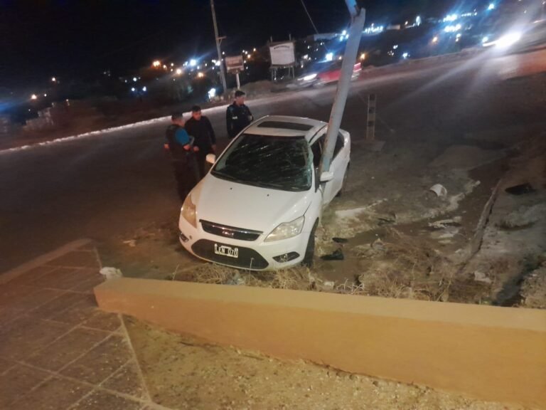 Despistó en el Roque González y chocó contra un poste de luz