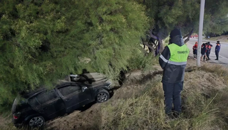 Despiste en la curva de El Indio: tres jóvenes chocaron contra un poste