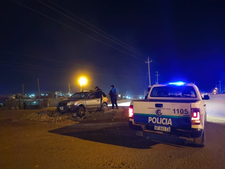 Manejaba alcoholizado, perdió el control del vehículo y terminó sobre el boulevard