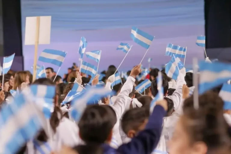 Una familia pide colaboración para vestir a su hijo en la promesa a la bandera