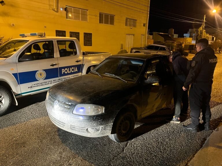 Intentó escapar en un auto robado y terminó detenido en la madrugada