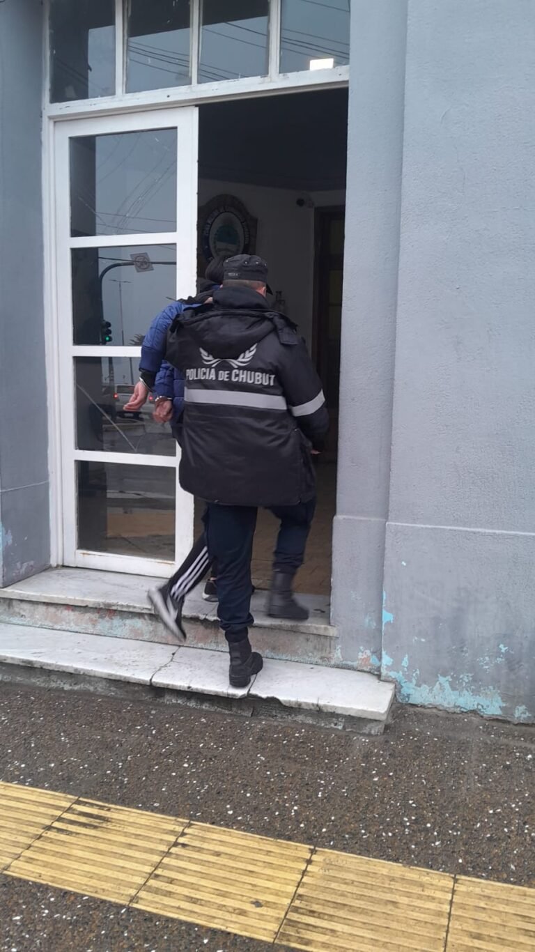 Detenido tras robar un candado en un comercio: intentó ocultar el objeto en otro local