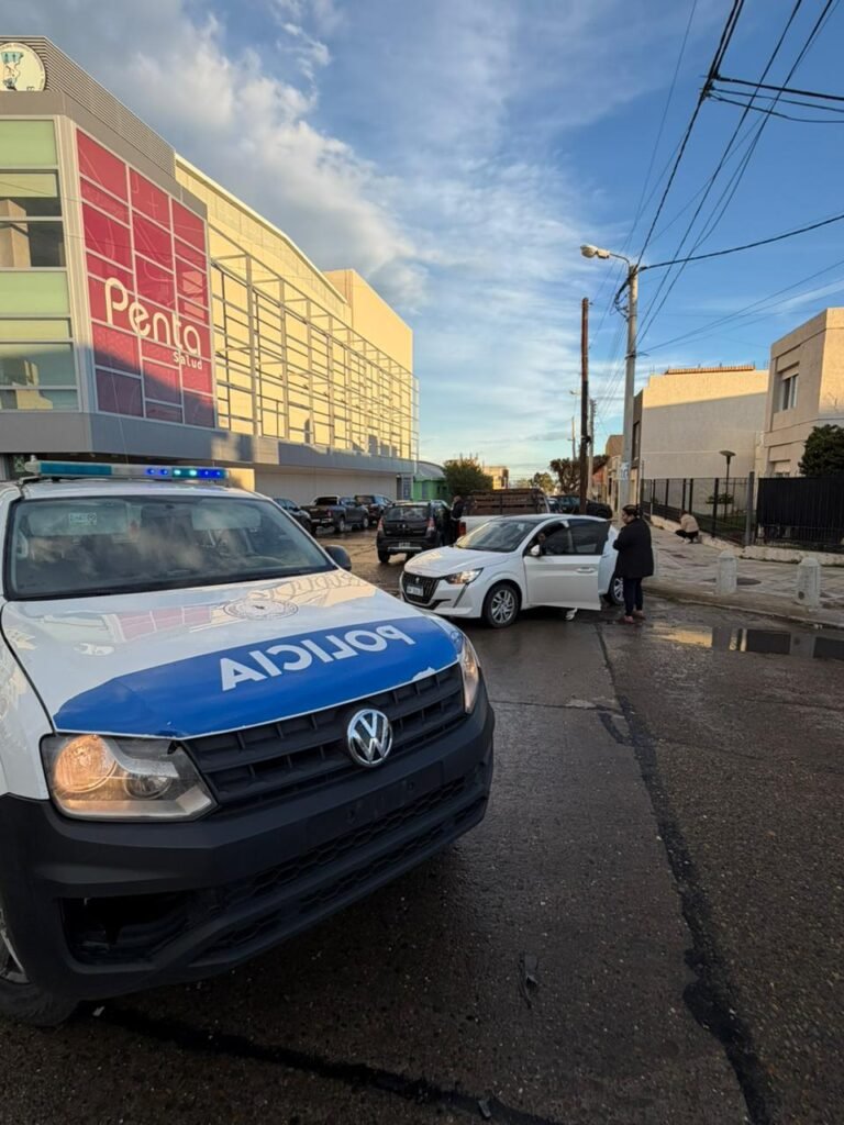 Dos vehículos protagonizaron un fuerte choque en una transitada esquina de la ciudad