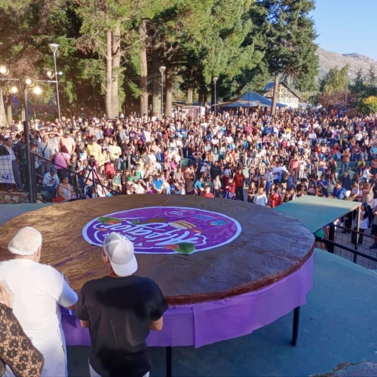 El alfajor más grande de la Patagonia está en Lago Puelo: pesó 1.290 kilos