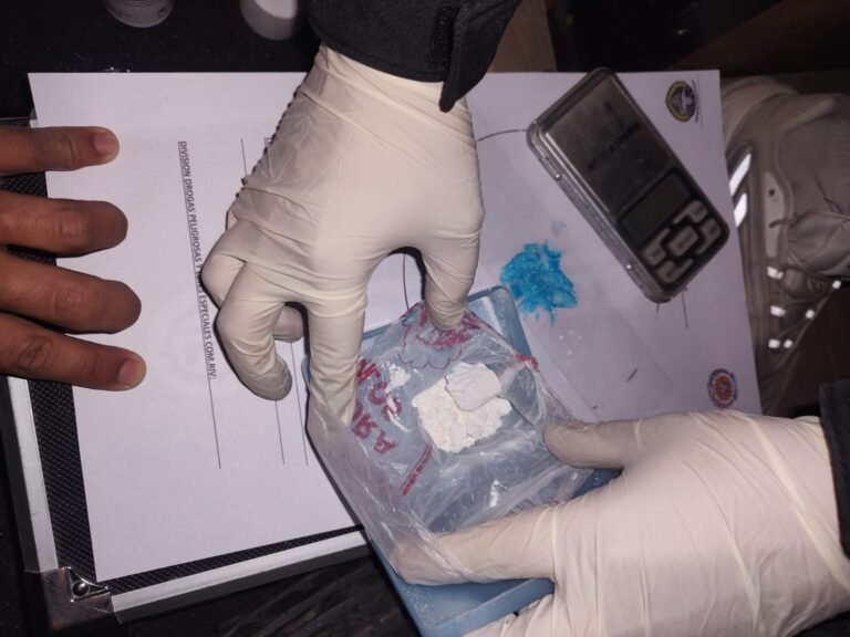 Manejaba sin licencia ni seguro y le hallaron 10 gramos de cocaína en el auto