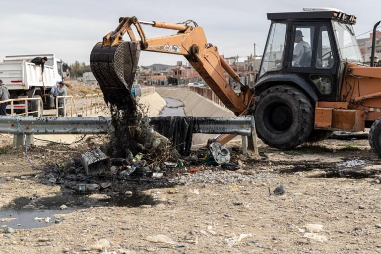 Retiran gran cantidad de residuos de canales en 30 de Octubre y Moure