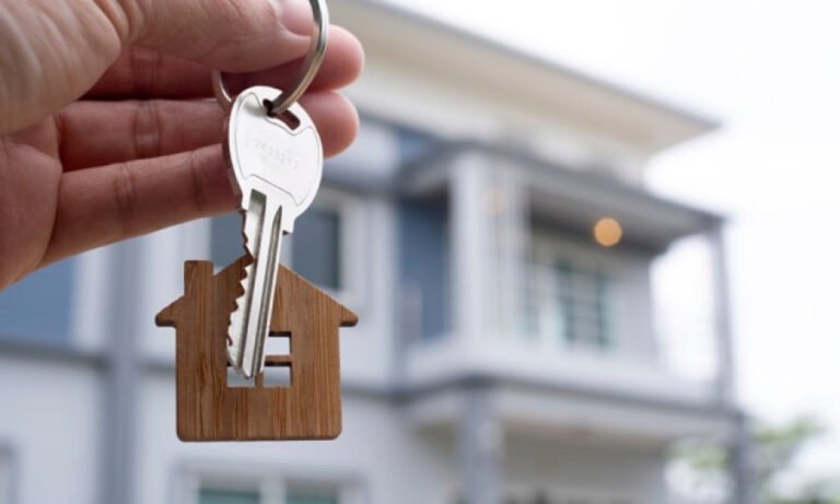 Familias endeudadas: seis de cada diez inquilinos piden créditos o usan ahorros para pagar el alquiler