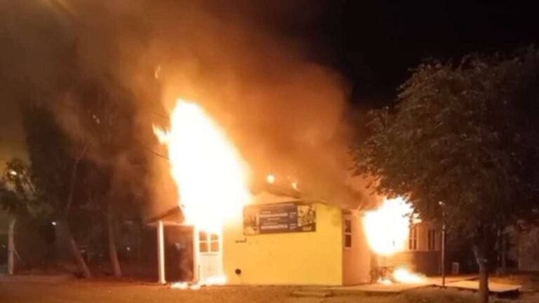Voraz incendio en la UNPSJB obligó a suspender las clases en una sede de Chubut