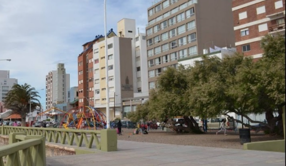 Allanaron viviendas de dos alumnos por amenazas en escuelas y les secuestraron los celulares