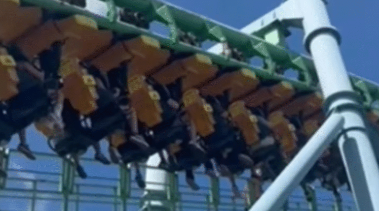 Susto en el Parque de la Costa: se rompió una montaña rusa y el público quedó colgado durante 20 minutos