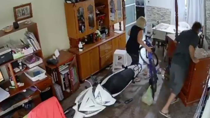Entró la moto a su casa para que no se la roben, se le trabó el acelerador y rompió todo el living