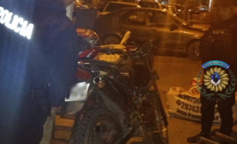 Iba empujando una moto robada por la calle y la policía lo descubrió