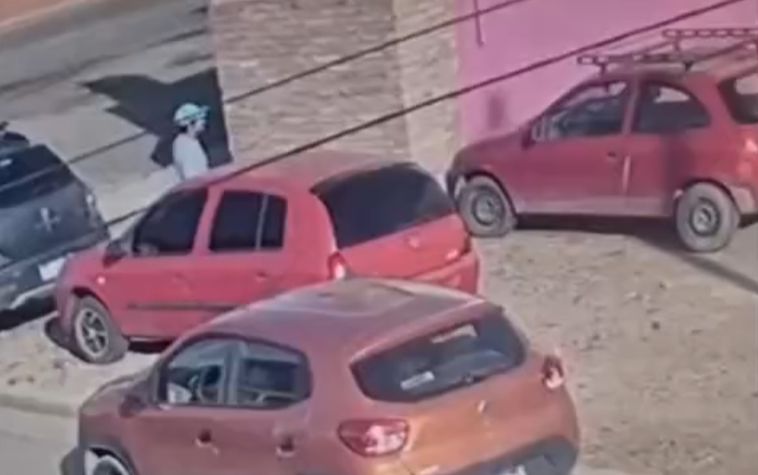 Estaba con su familia, rompió el vidrio de un auto y robó en plena vía pública