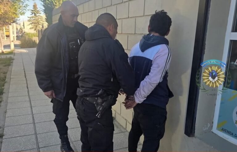 Un comerciante persiguió y atrapó a un delincuente que robó una bicicleta