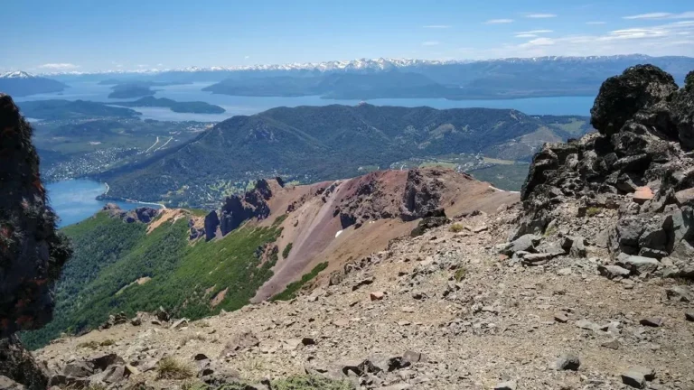 Un bebé cayó 15 metros en un cerro durante una caminata: investigan a sus padres