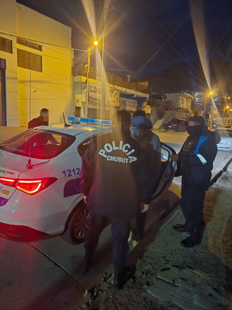 Detenidos tras saltar un cerco de 3 metros para robar hierros y herramientas