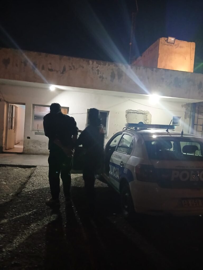 Joven de 18 años detenido tras amenazar a su abuela con un cuchillo y destrozar su casa