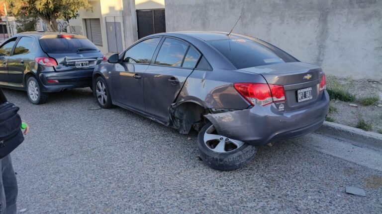Chocó contra un auto estacionado y por falta de documentación le secuestraron el rodado 