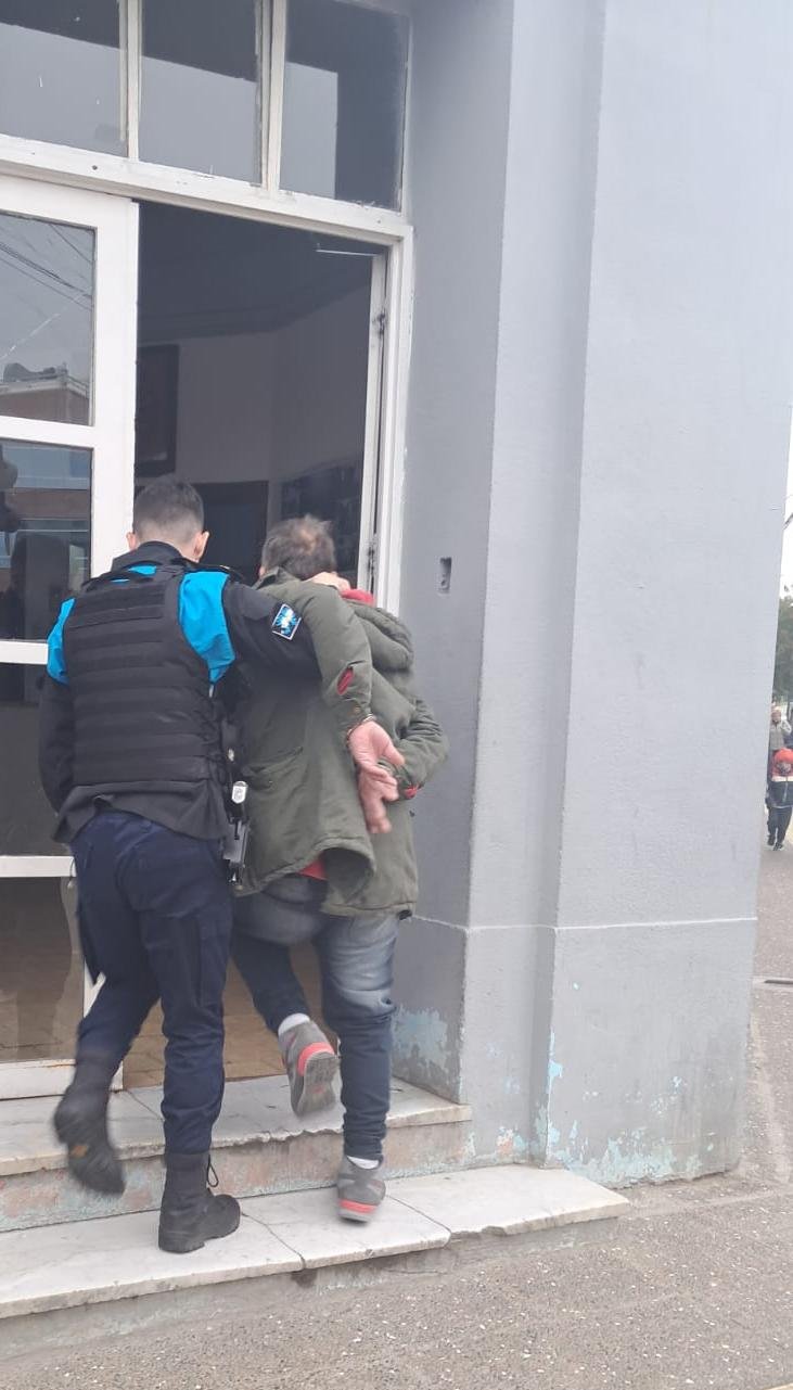 Detienen a un hombre armado que insultaba a transeúntes en pleno centro