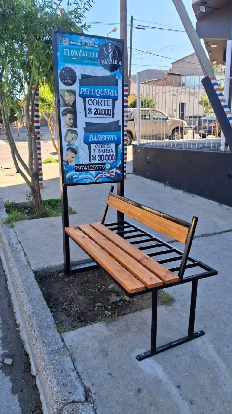 Solidario aporte: una barbería hizo y donó un banco para usuarios del transporte público
