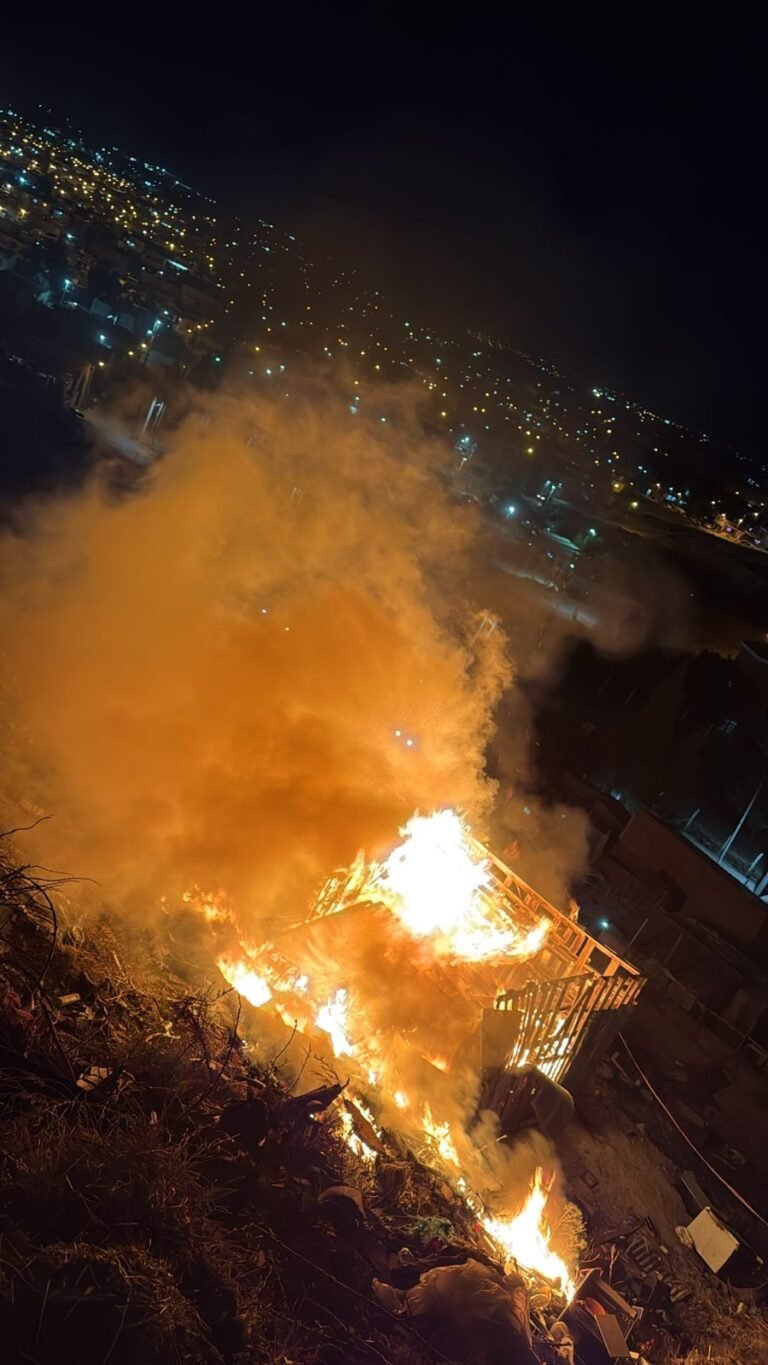 Voraz incendio consumió una vivienda de madera en Zona de Quintas