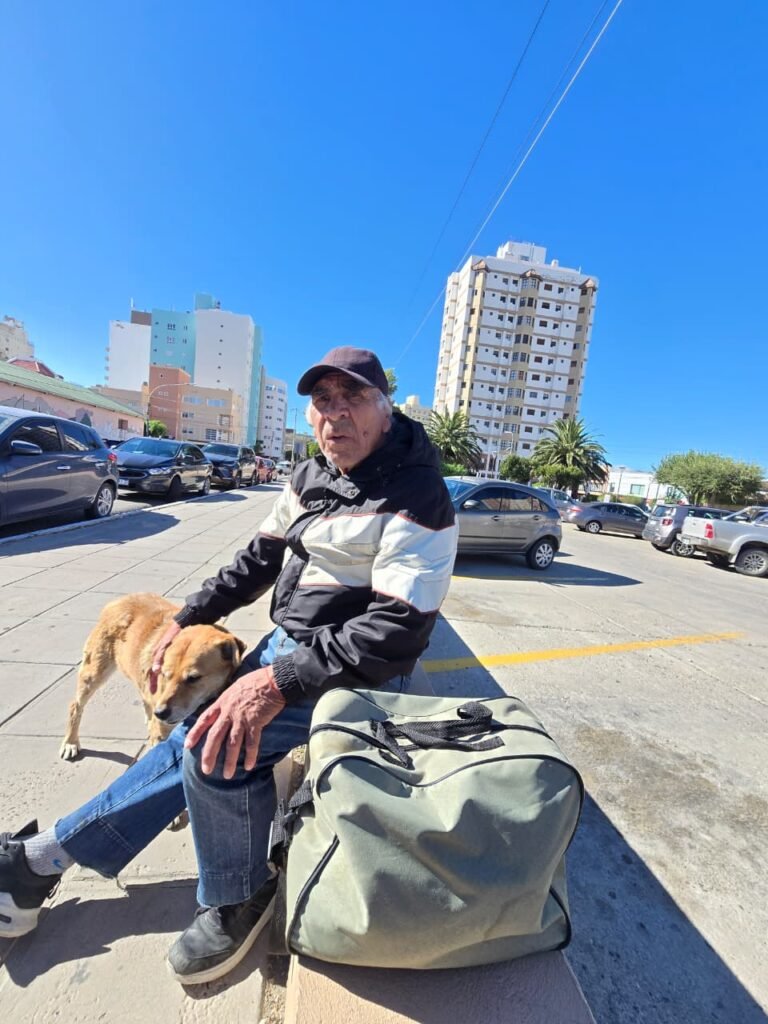 “No tengo adónde ir”: el abuelo en situación de calle fue agredido y tuvo que irse de la Iglesia