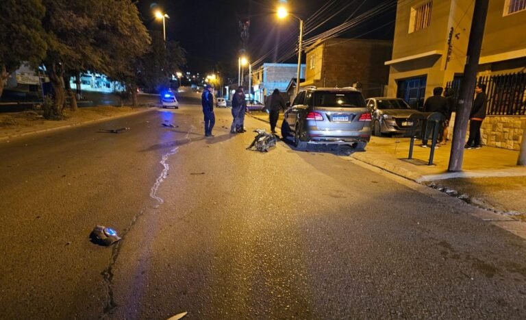 Dejó su auto en una cochera y apareció destruido tras un triple choque