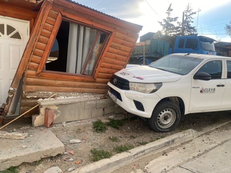 Una camioneta utilitaria impactó contra una vivienda tras soltarse el freno de mano