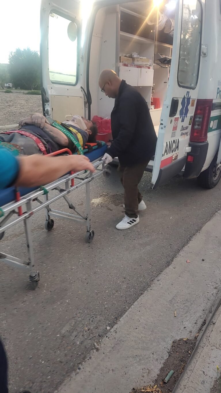 Trabajaba en el techo de su casa, cayó al vacío y terminó hospitalizado