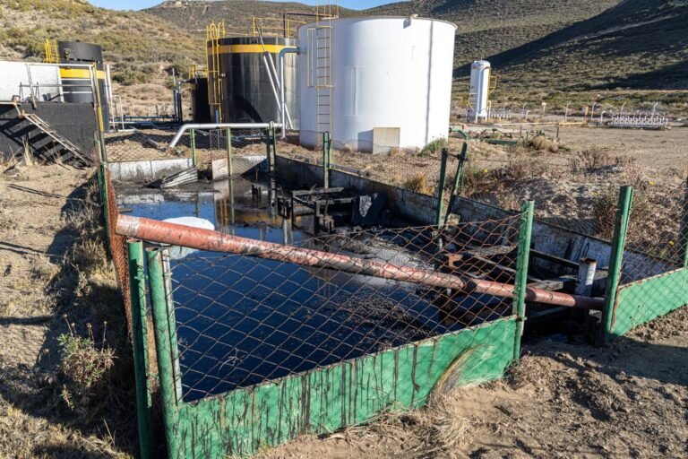 Derrame de hidrocarburos cerca de Laprida: el Municipio intimó a la empresa y activó controles