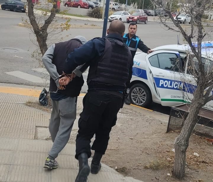 Saltó un portón para robar una bicicleta y fue sorprendido dentro del patio