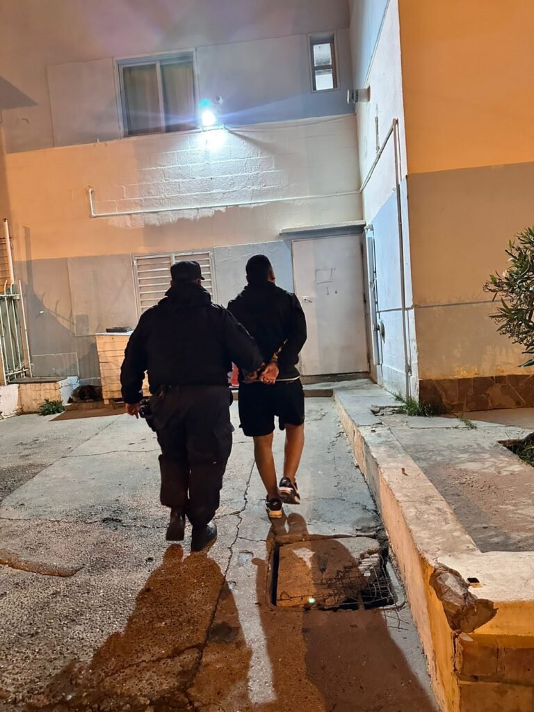 Lo frenaron en la calle y descubrieron que era buscado por la Justicia