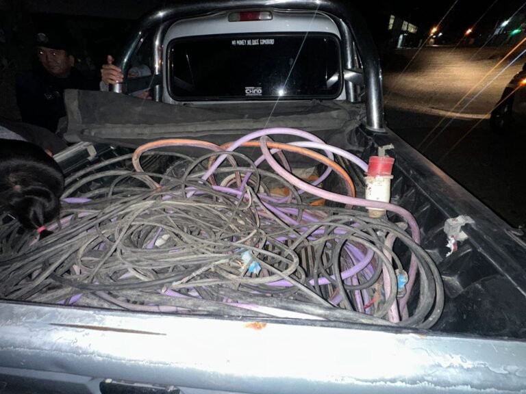 Los atraparon robando cables en una empresa y con cuchillos: uno es menor de edad