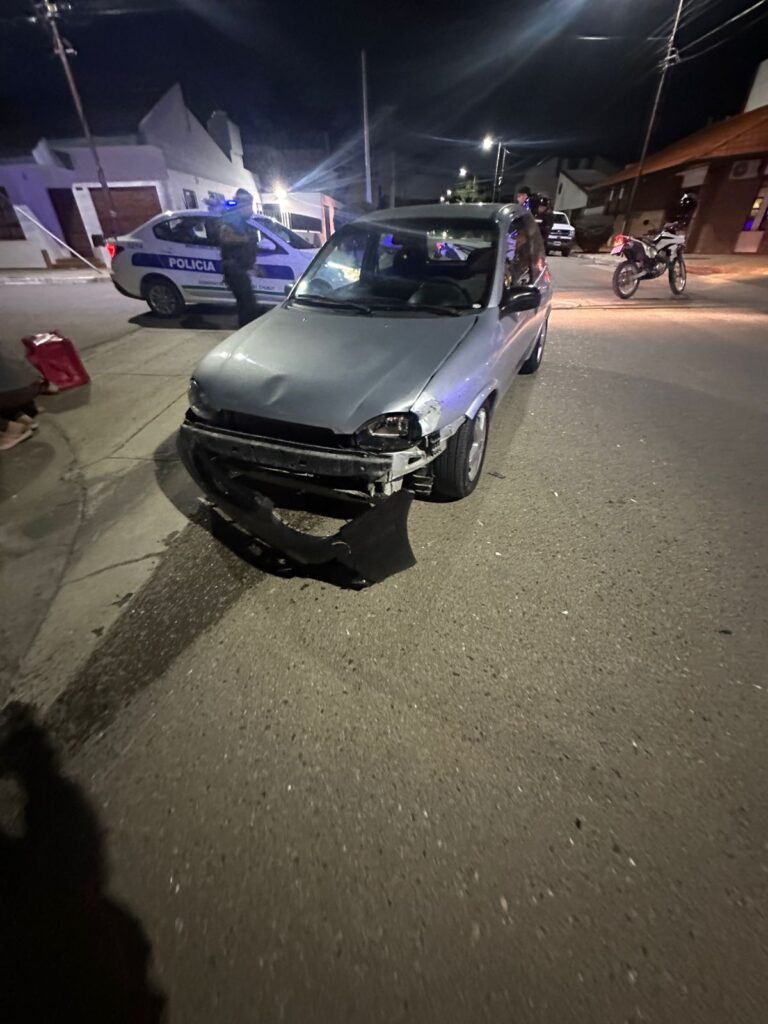 Una motociclista resultó herida tras chocar con un auto: tenía dolores y fue hospitalizada