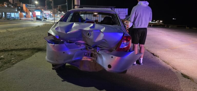 Esperaba el semáforo, la chocaron y el otro auto se dio a la fuga