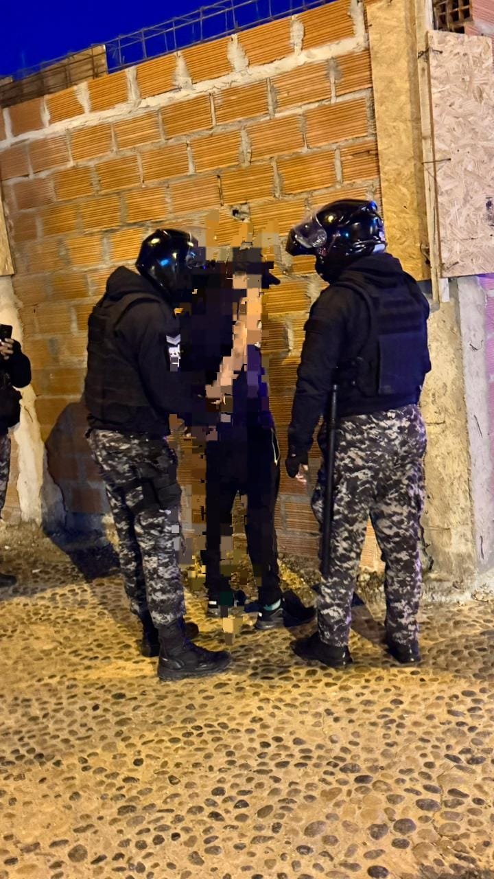 Fue a vengarse por la detención de su hermano y desató una violenta pelea en una casa