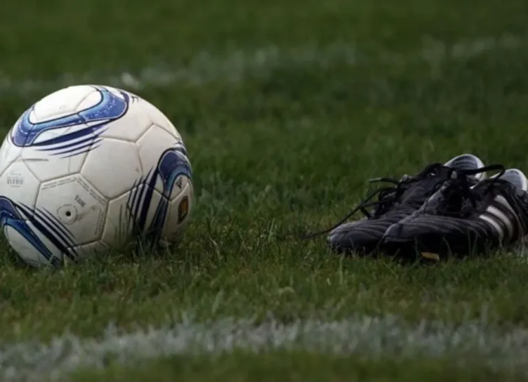 Lanzan una colecta solidaria de botines para chicos de una escuelita de fútbol