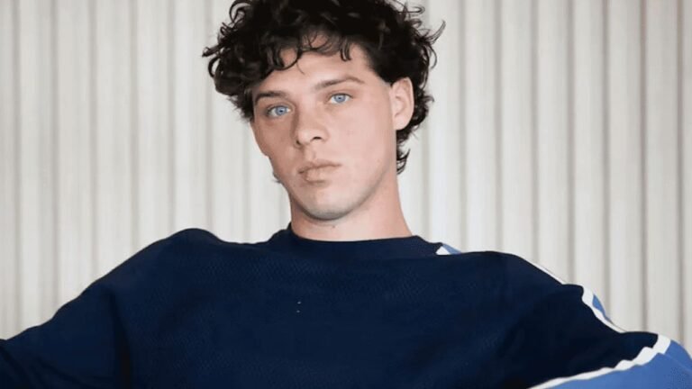 La ANSV pidió inhabilitar la licencia de Santiago Maratea por conducir usando el celular