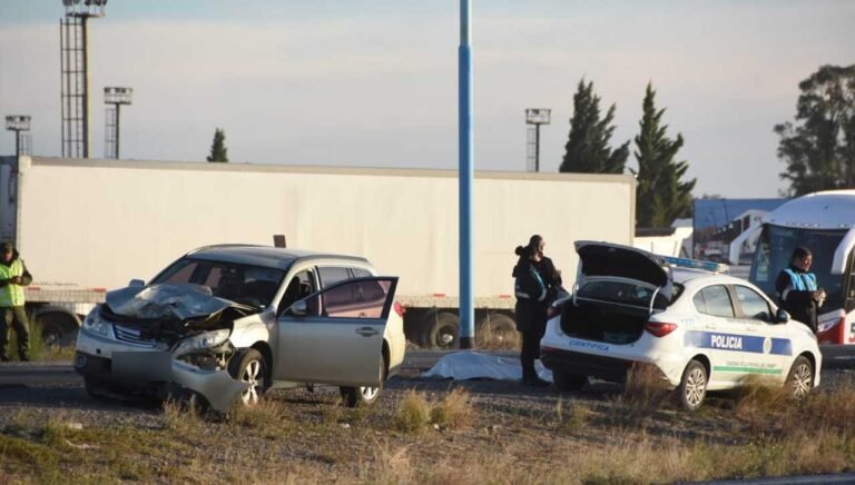 Tragedia en Ruta 3: murió un motociclista tras chocar de frente contra una camioneta