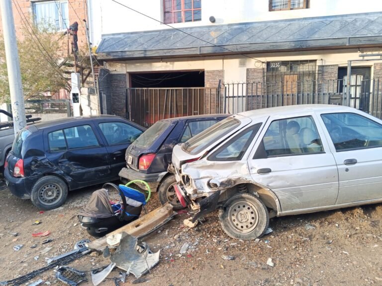 Buscan a una camioneta que chocó tres autos estacionados y se dio a la fuga