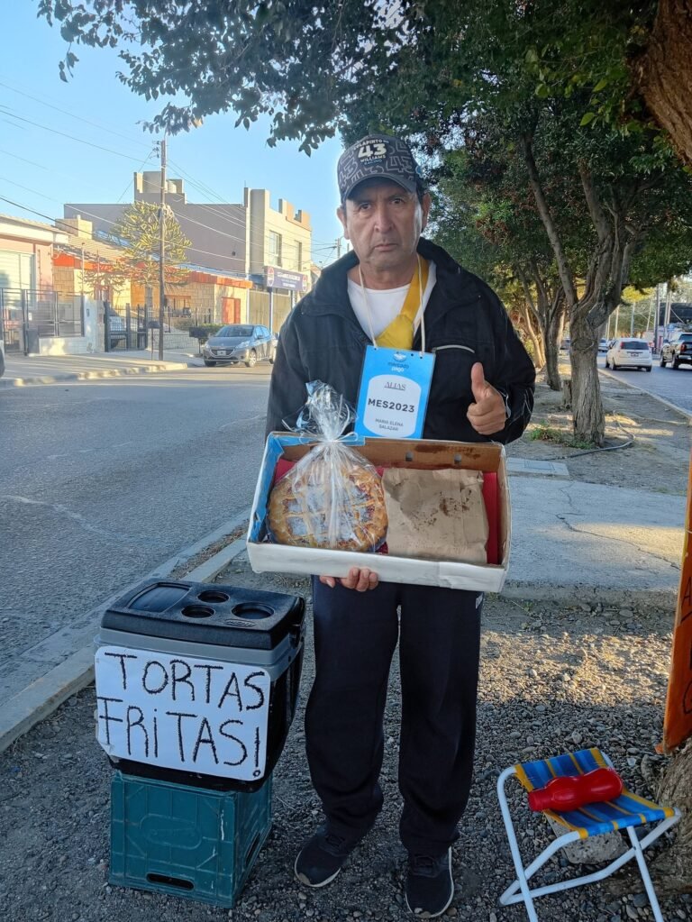 Se quedó sin trabajo y vende tortas fritas para sostener a su familia: “Se hace muy difícil”