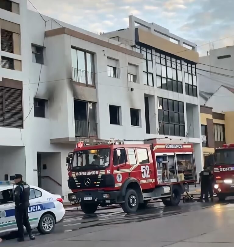 Un cortocircuito provocó un incendio en un departamento céntrico 