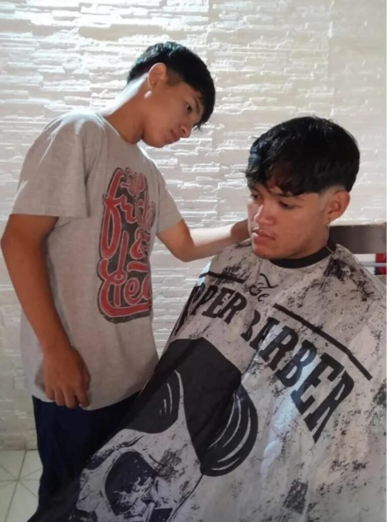Un barbero de 16 años organiza jornadas solidarias para el Día del Niño y merenderos