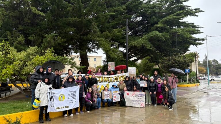 Estatales y docentes autoconvocados se movilizan en reclamo de mejoras salariales