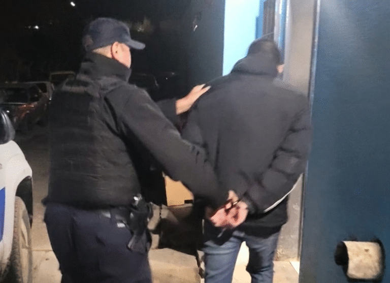 Lo identificaron en una plaza y descubrieron que era buscado por la Justicia