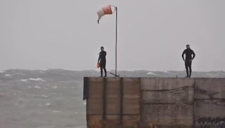 ​Dramático rescate en el mar: Fue arrastrado por el oleaje y salvado por un guardavidas
