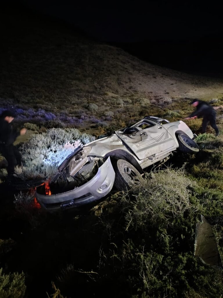 Vuelco en el “Infiernillo”: un joven manejaba alcoholizado y cayó a un canal de desagüe