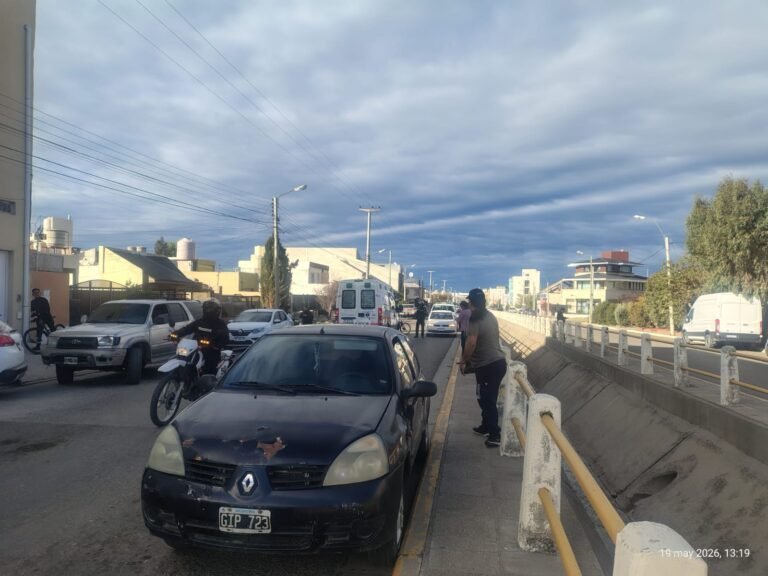 Tras una falla mecánica una mujer fue atropellada por su propio auto