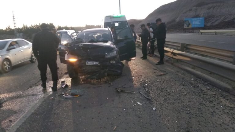 Violento triple choque frente al Predio Ferial deja una mujer lesionada
