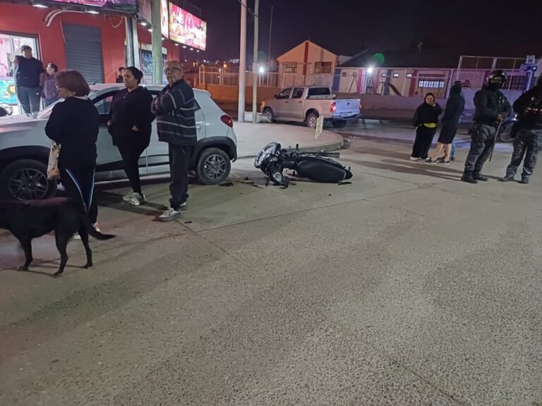 Un motociclista hospitalizado tras un choque y posterior impacto contra un auto estacionado